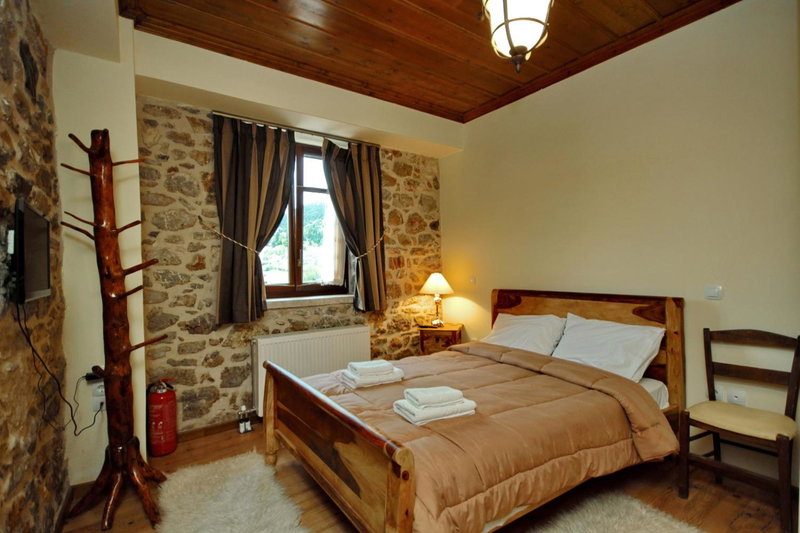 Thea Valtessinikou, Valtessiniko, Greece