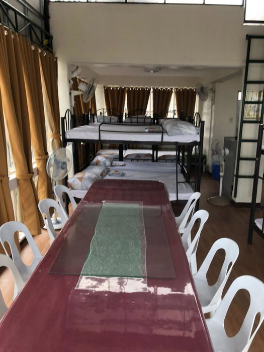 The Mansion: 18 Pax Budget Near Airport Terminal Pasay, Manila, Philippines