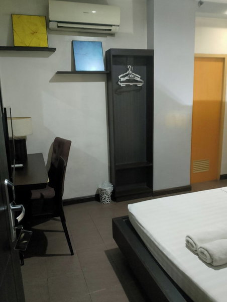 Lorenzzo Suites Hotel, Makati, Philippines