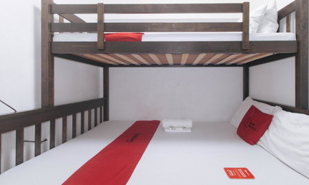 RedDoorz at LYOTO Bed and Breakfast near NAIA Terminal, Manila, Philippines
