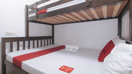 RedDoorz at LYOTO Bed and Breakfast near NAIA Terminal, Manila, Philippines