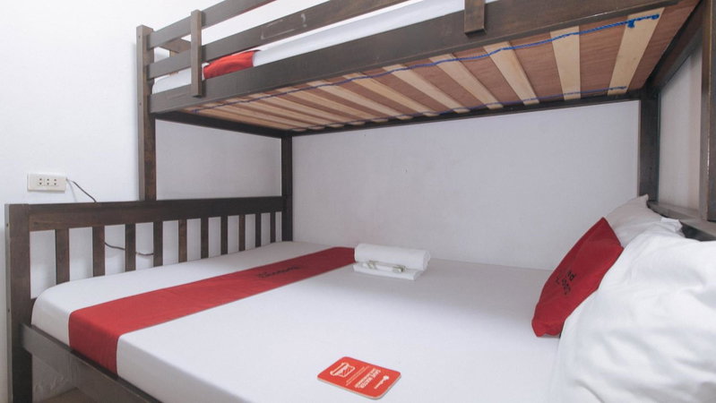 RedDoorz at LYOTO Bed and Breakfast near NAIA Terminal, Manila, Philippines
