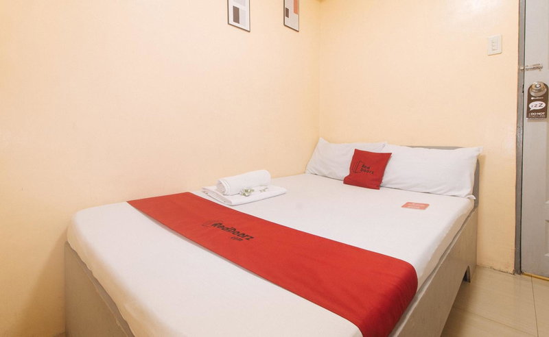 RedDoorz at LYOTO Bed and Breakfast near NAIA Terminal, Manila, Philippines