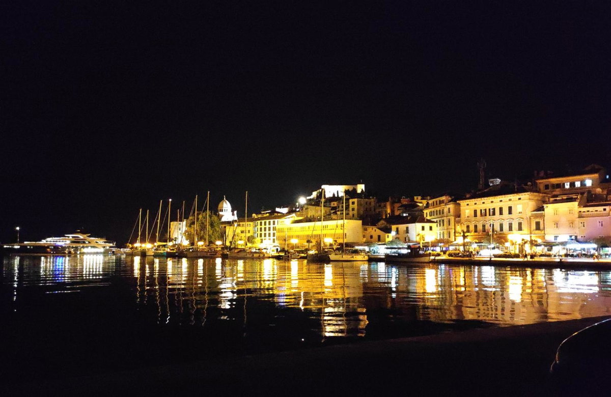 Hotel · Apartments Emi & Nini, Šibenik