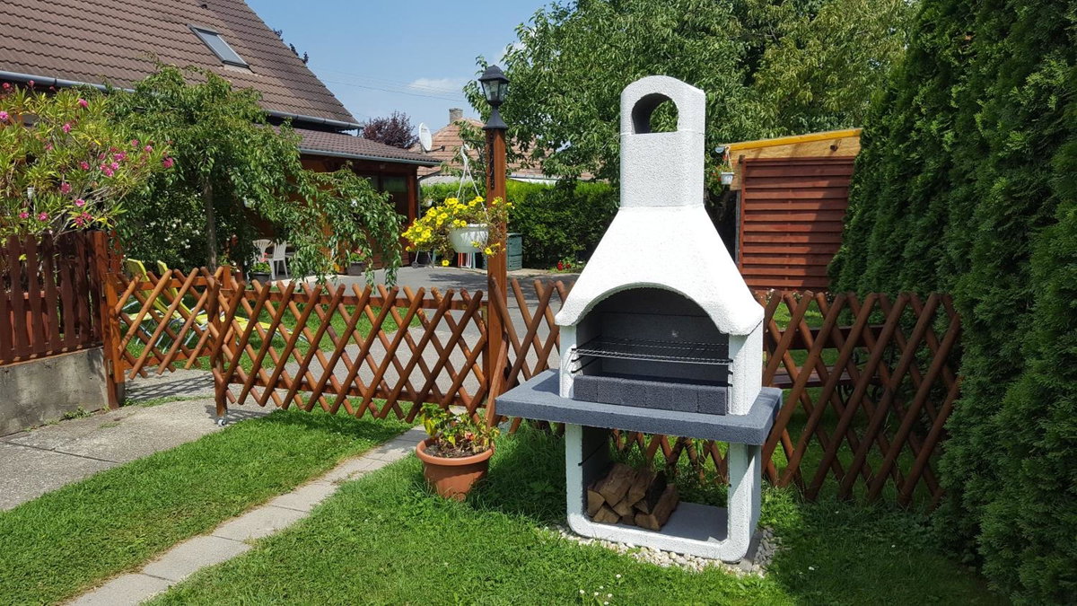 Hotel · Erika vendégház centrumban, Balatonkeresztúr