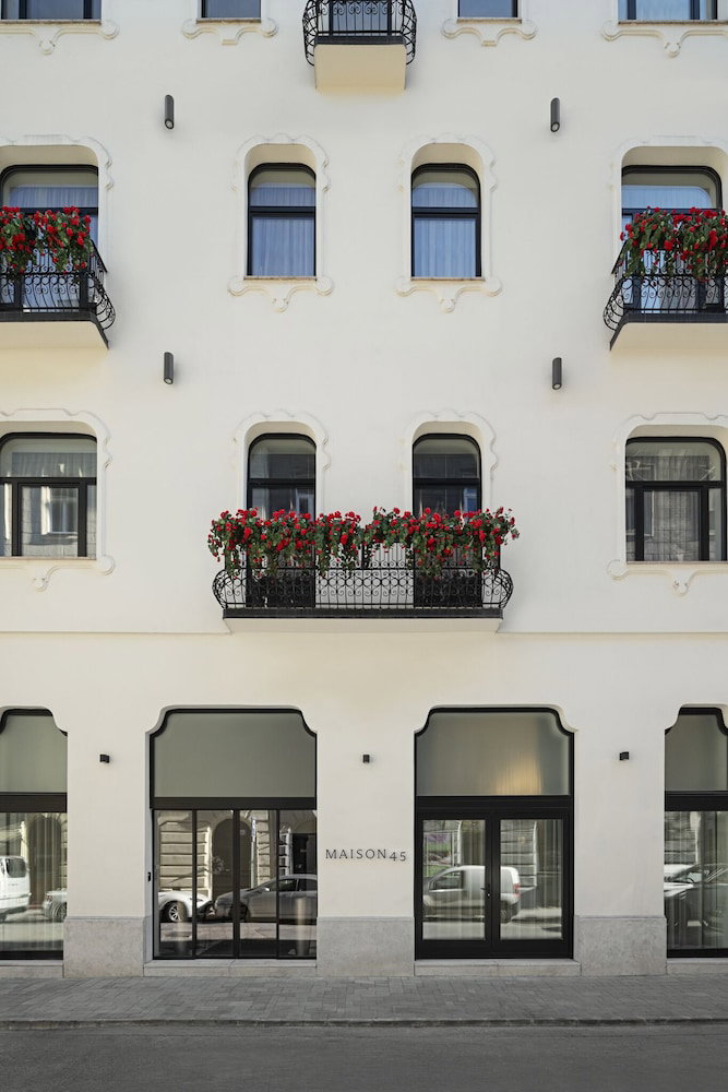 Maison 45, Hungary