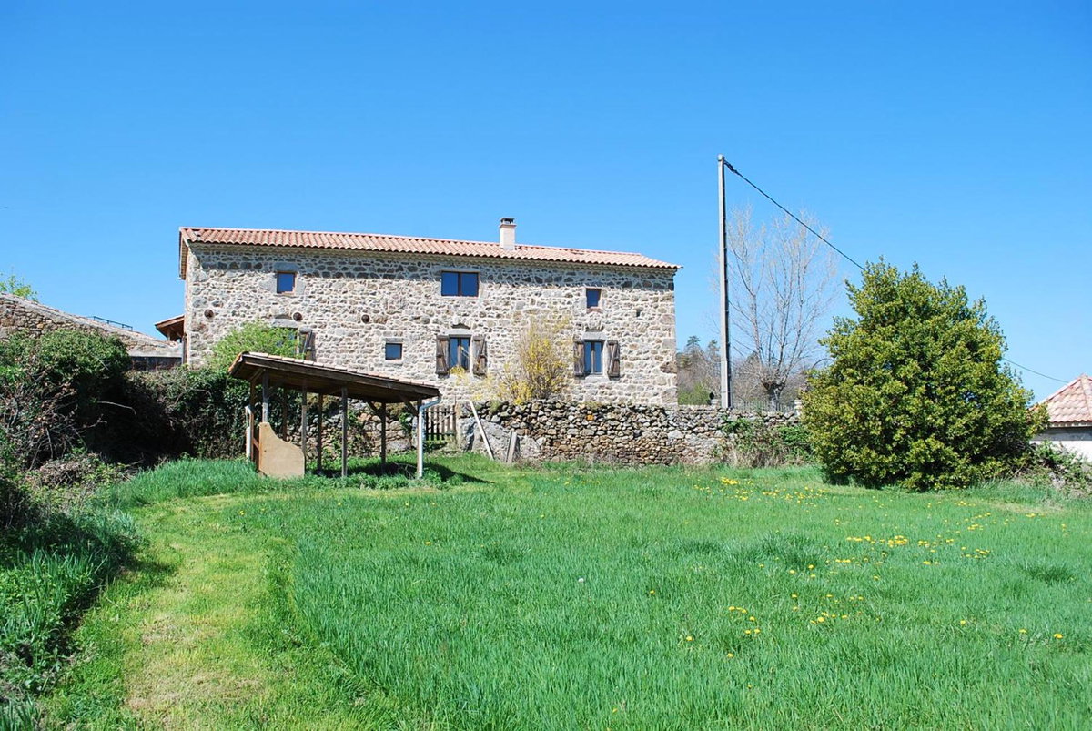 Hotel · Ferme de la Combe - The Goldy's Farm, Saint-Jeure-dʼAy