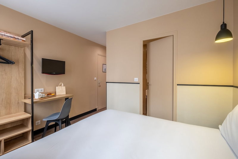 Hotel Lilas Blanc, Paris, France