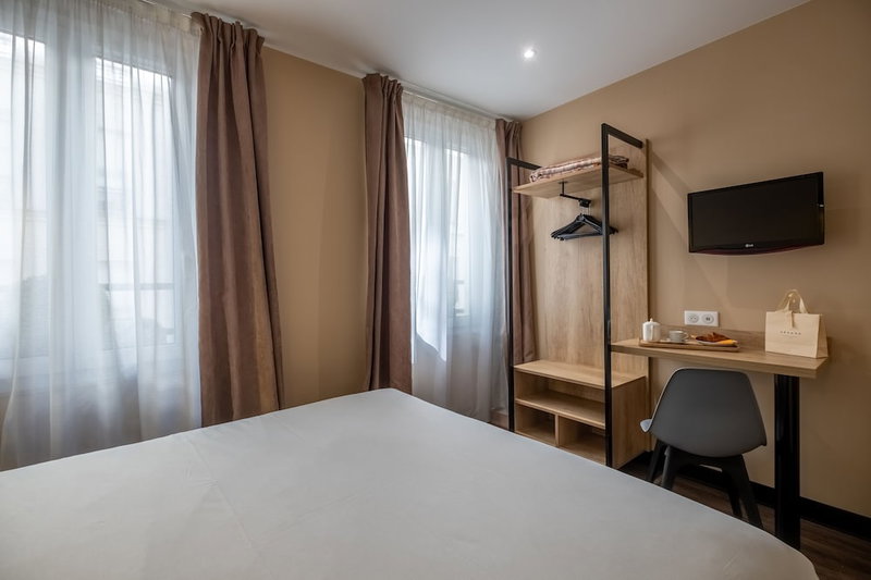Hotel Lilas Blanc, Paris, France