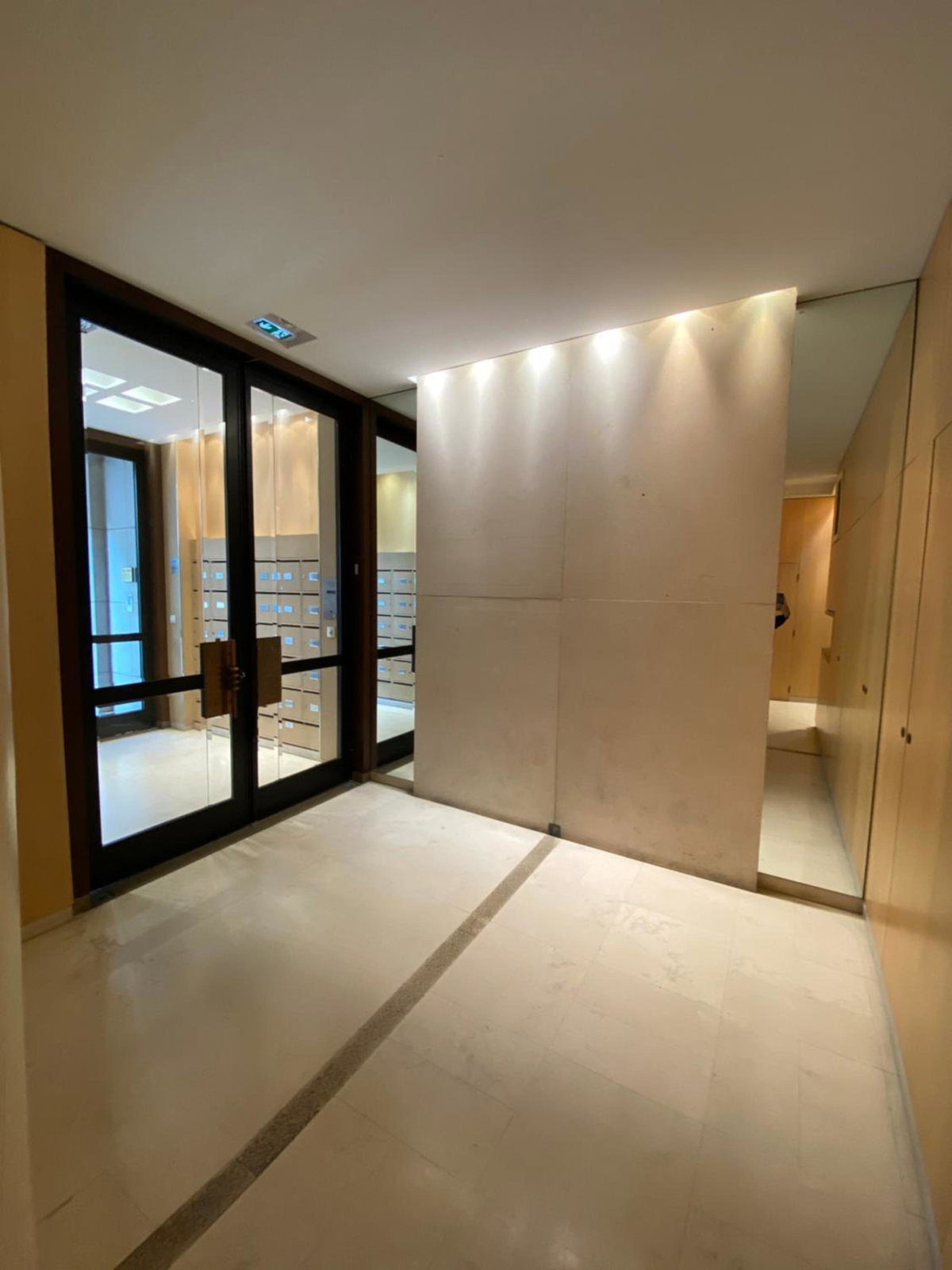 Luxury 2BD 2BA with Roof Top Pool, Hot Tub & Gym, France