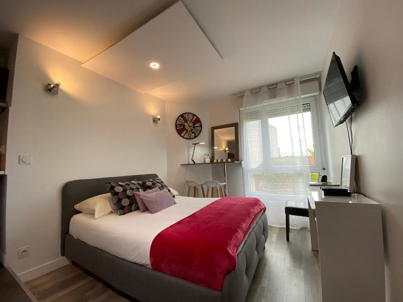 Luxury 2BD 2BA with Roof Top Pool, Hot Tub & Gym, Lyon, France