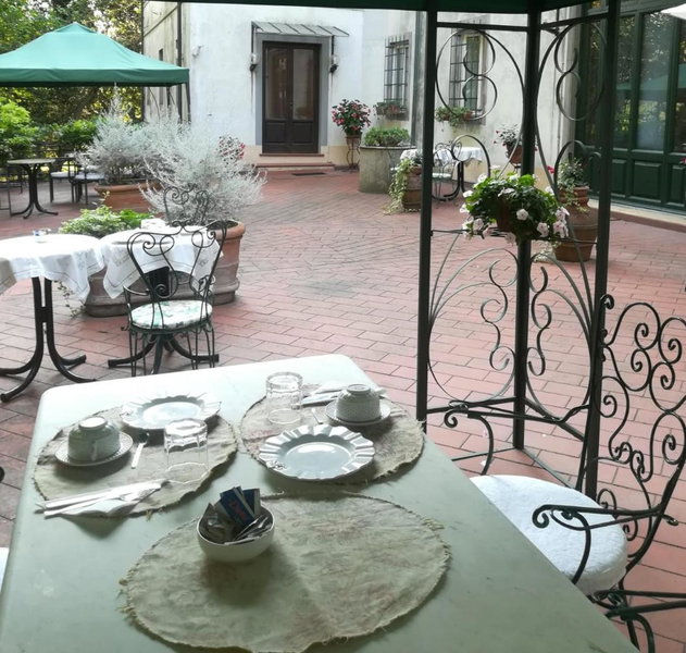 Villa La Dogana - B&B with a lovely garden - Private parking - Slow living in an old-fashioned historical home, Lucca, Italy