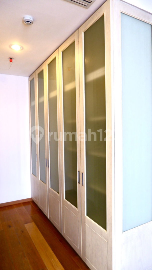 Izzara Apartment, Индонезия