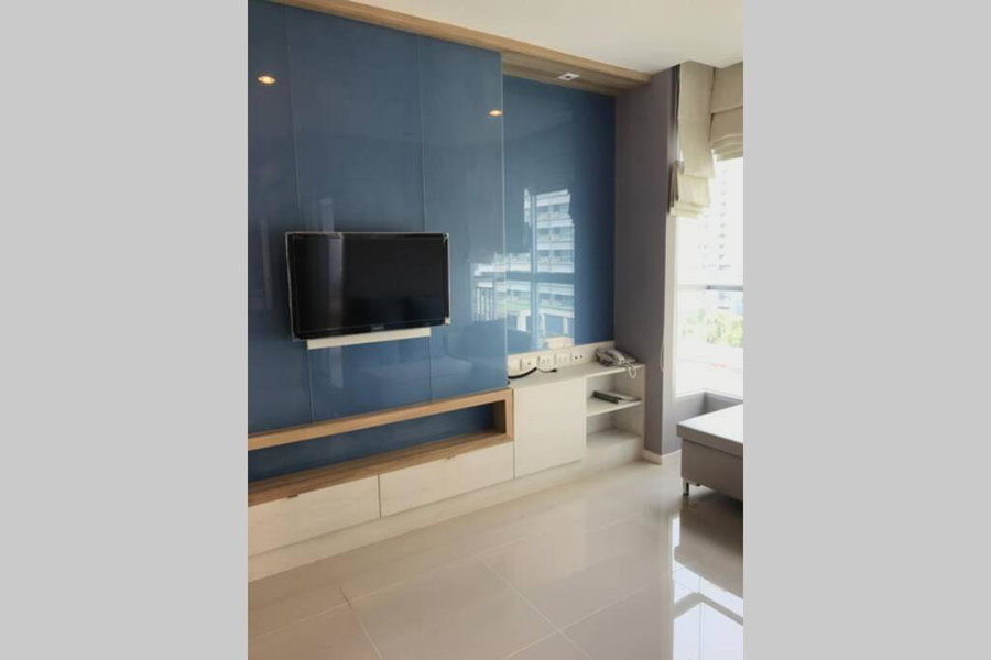 Relaxing Beachfront Suite, Jomtien Beach, Thailand