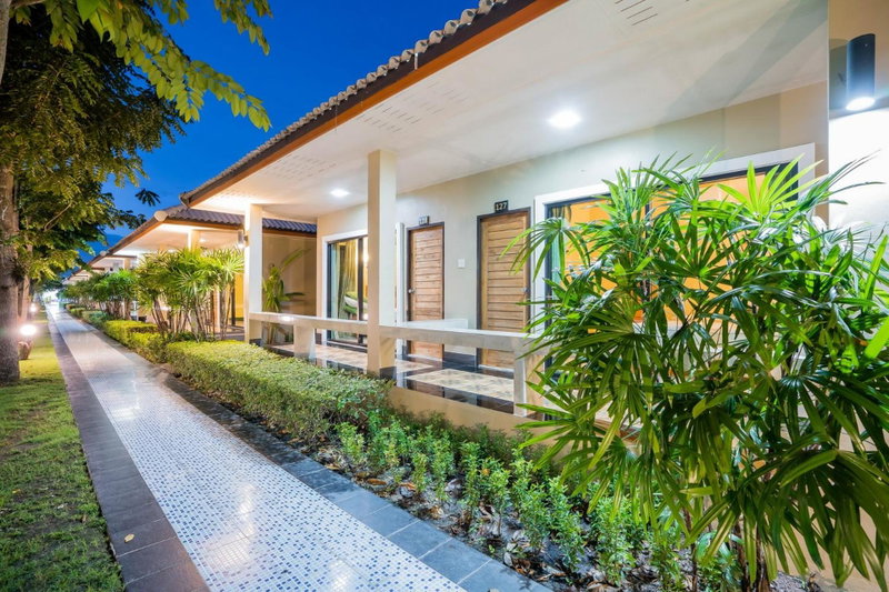 Tontan Resort Cha-am, Cha Am Beach, Thailand