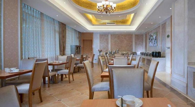 Vienna Hotel Guangdong Zhaoqing Sihui Center Jade Expo Market, Sihui, China