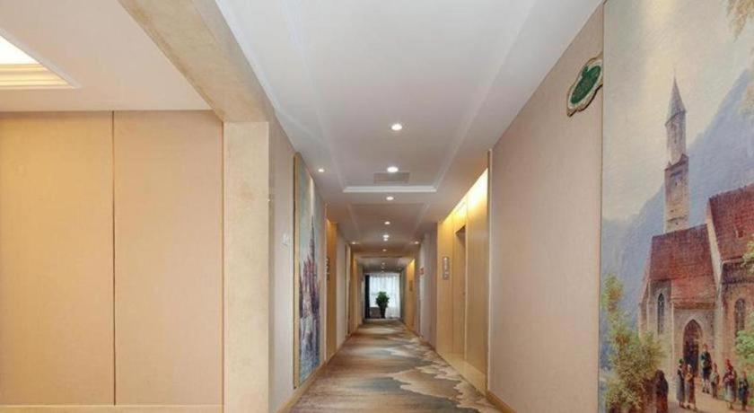 Hotel · Vienna Hotel Chengdu Xinjin Old Pier Liujianian Metro Station, Xinjin
