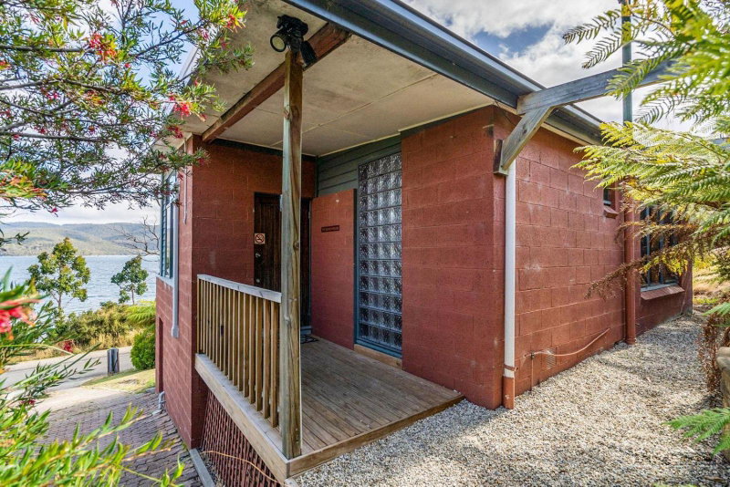 The Beach House- private jacuzzi and wood fire!, Dover, Australia