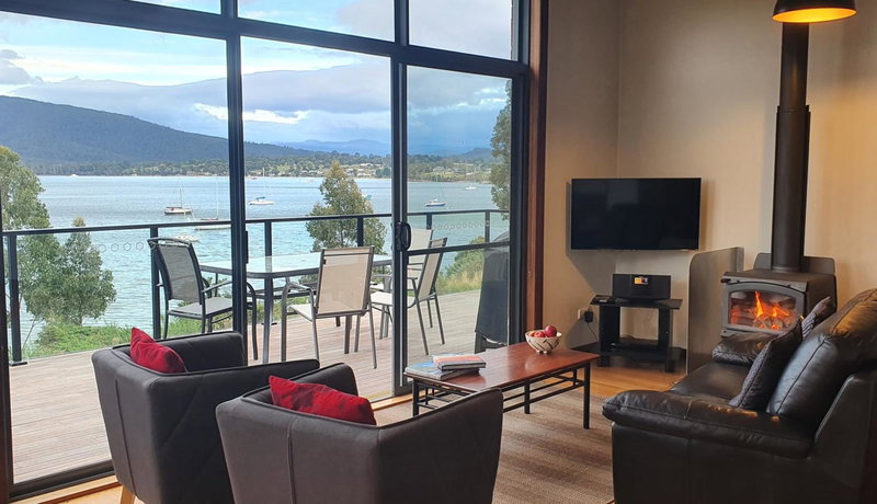 The Beach House- private jacuzzi and wood fire!, Dover, Australia
