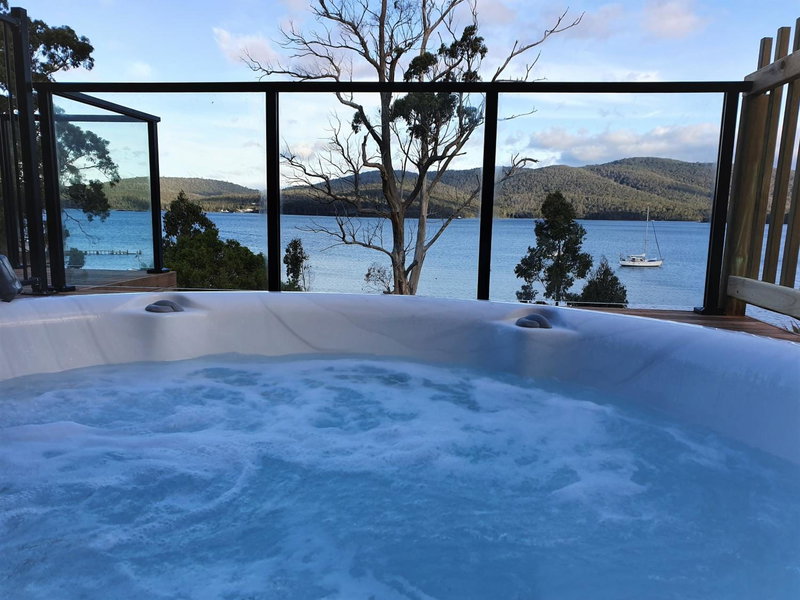 The Beach House- private jacuzzi and wood fire!, Dover, Australia