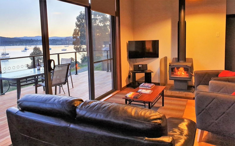 The Beach House- private jacuzzi and wood fire!, Dover, Australia
