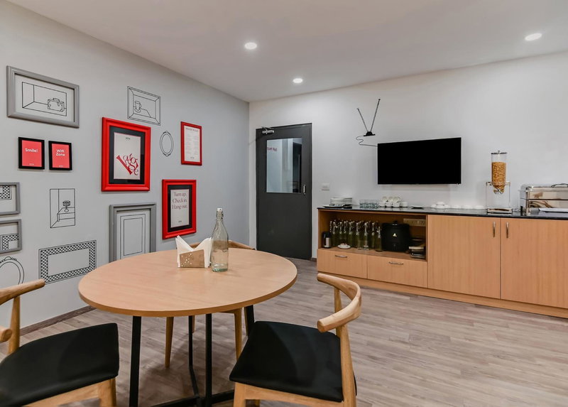 Super OYO Townhouse Vijay Khand Gomti Nagar, Lucknow, India