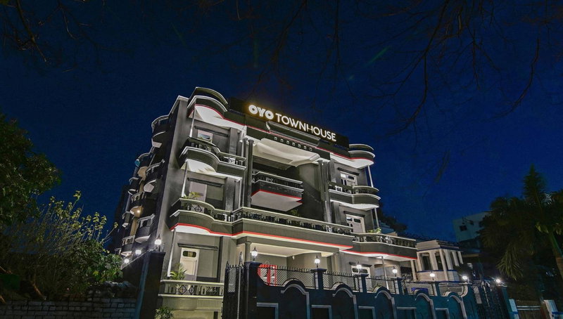 Super OYO Townhouse Vijay Khand Gomti Nagar, Lucknow, India