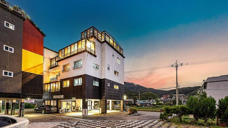 Geojedo Modern 239 Pension Spa, Netflix, Munhwanuri, Geoje, South Korea
