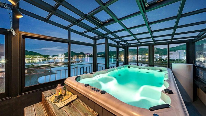 Geojedo Modern 239 Pension Spa, Netflix, Munhwanuri, Geoje, South Korea