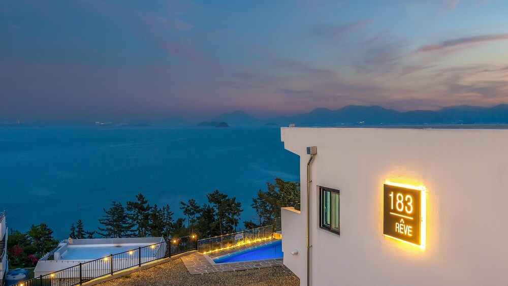 Hotel · Yeosu Rebeu183184 Oceanview Pension, Yeosu