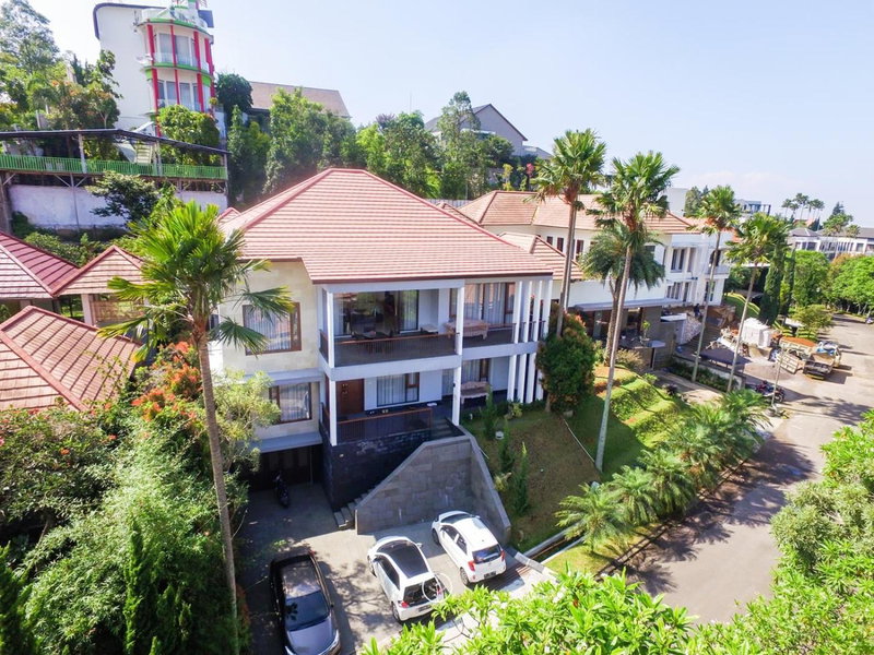 Kirei Mountain View Villa 7 Bedrooms With a Private Heated Swimming Pool, Bandung, Indonesia