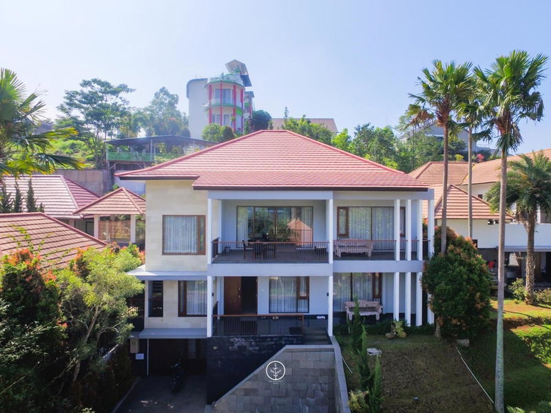 Kirei Mountain View Villa 7 Bedrooms With a Private Heated Swimming Pool, Bandung, Indonesia
