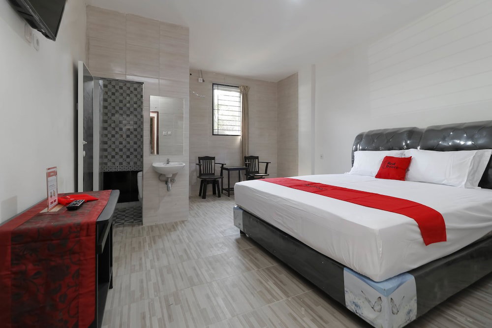RedDoorz Plus near RS Royal Prima, Indonesia