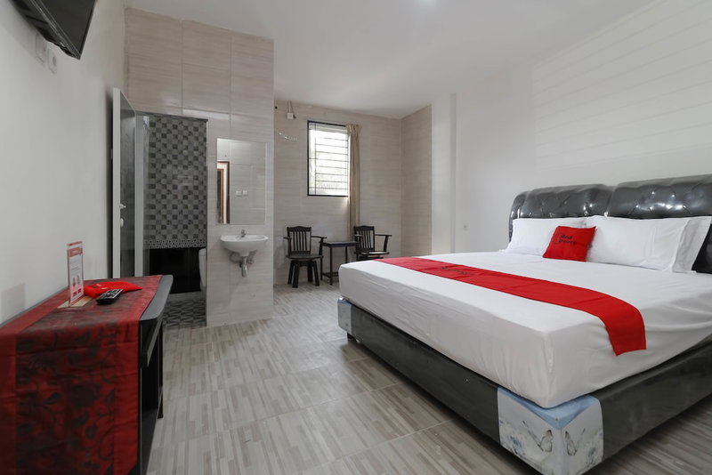 RedDoorz Plus near RS Royal Prima, Medan, Indonesia