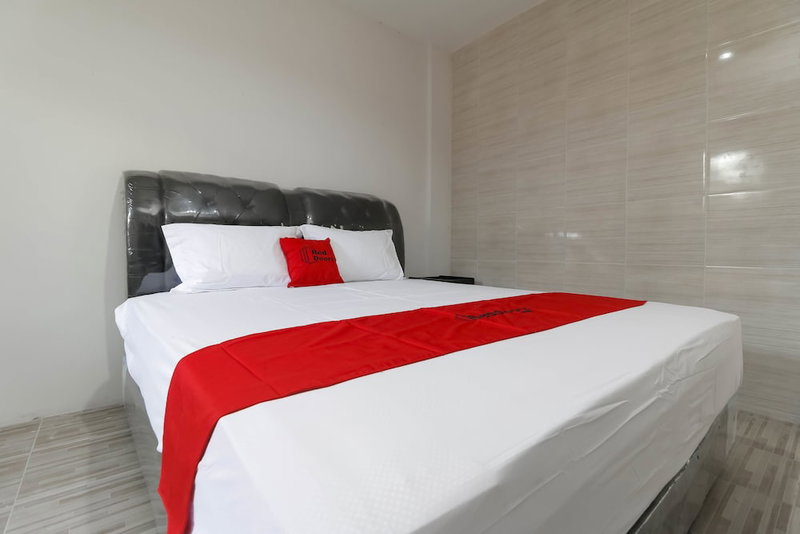 RedDoorz Plus near RS Royal Prima, Medan, Indonesia