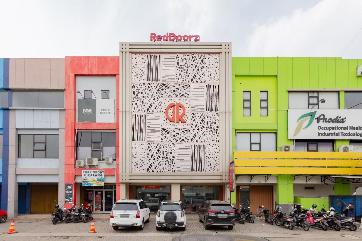 Hotel · RedDoorz Plus near Living Plaza Jababeka, Bekasi