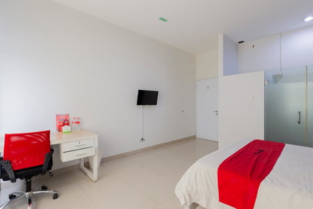 RedDoorz Plus near Living Plaza Jababeka, Bekasi, Indonesia