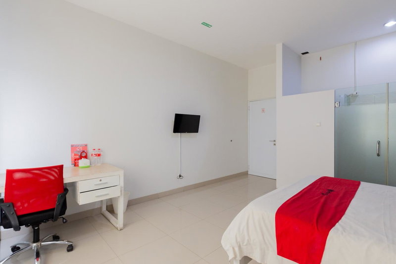 RedDoorz Plus near Living Plaza Jababeka, Bekasi, Indonesia