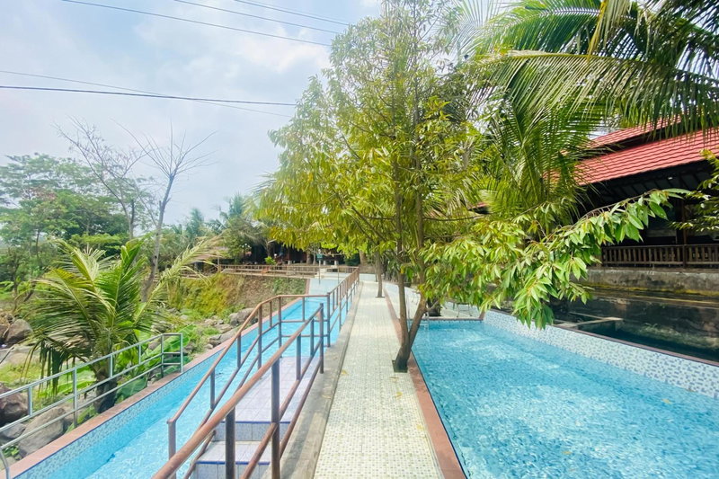 Hotel dan Gazebo Syariah Pinggir Kali Prigen RedPartner, Pasuruan, Indonesia