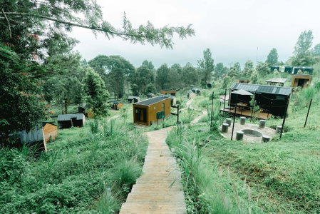 Bobocabin Gunung Mas, Cisarua, Indonesia