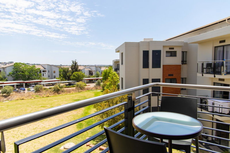2Bedroom apartment in a secure golf estate.WIFI, Roodepoort, South Africa