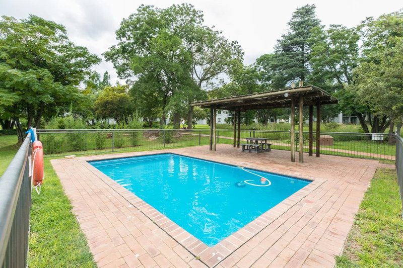 2Bedroom apartment in a secure golf estate.WIFI, Roodepoort, South Africa