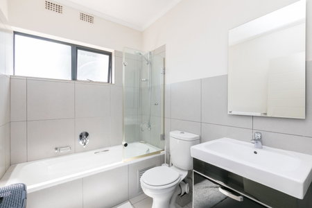 2Bedroom apartment in a secure golf estate.WIFI, Roodepoort, South Africa