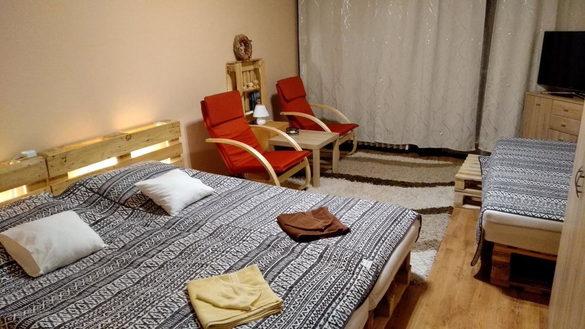 Gesztenyés Apartman, Hungary