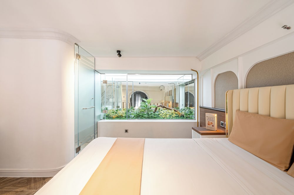 Cozrrum Lux - Sonata Imperial, Vietnam