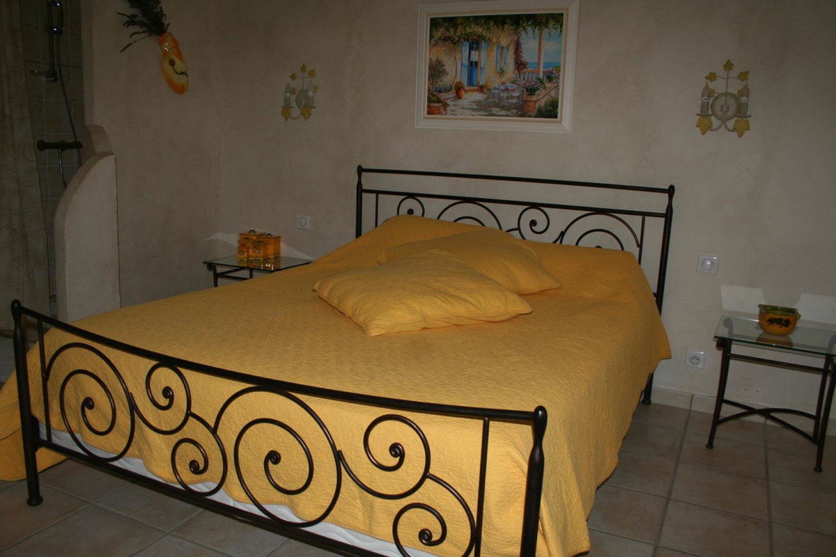 Hotel · LE MAS DES TARENTES Chambres d'hôtes, Trans-en-Provence