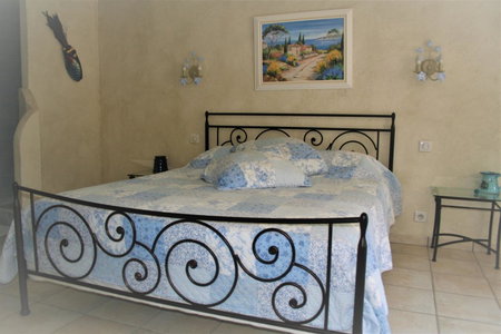 LE MAS DES TARENTES Chambres d'hôtes, Trans-en-Provence, France