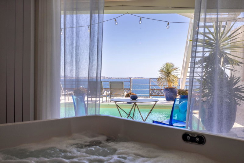 LES SUITES LOVE 1 SPA VUE MER PISCINe, Marseille, France