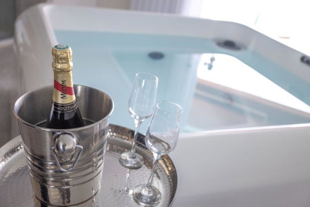 LES SUITES LOVE 1 SPA VUE MER PISCINe, Marseille, France