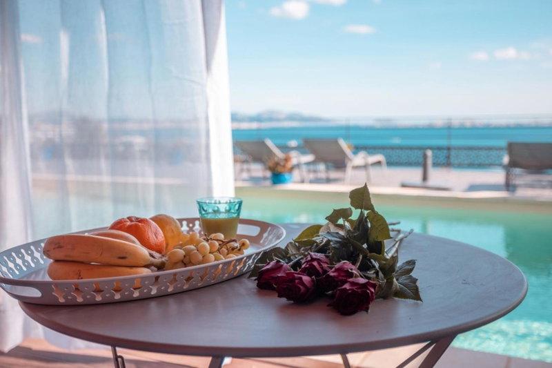 LES SUITES LOVE 1 SPA VUE MER PISCINe, Marseille, France